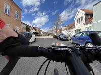 På Kongebrovej er der lavet et forløb af vejen som sikre langsom hastighed af køretøjer: vejbelægning, chikaner og beplantning. I forbindelse med chikanerne er der lavet en lille ”lomme” for cyklister, så cyklende ikke skal i konflikt med biler der er på vej igennem chikanerne. Pga. parkerede biler er disse ”lommer” ofte blokerede. Det gør at en eller stille og god vej bliver småfarligt at færdes.